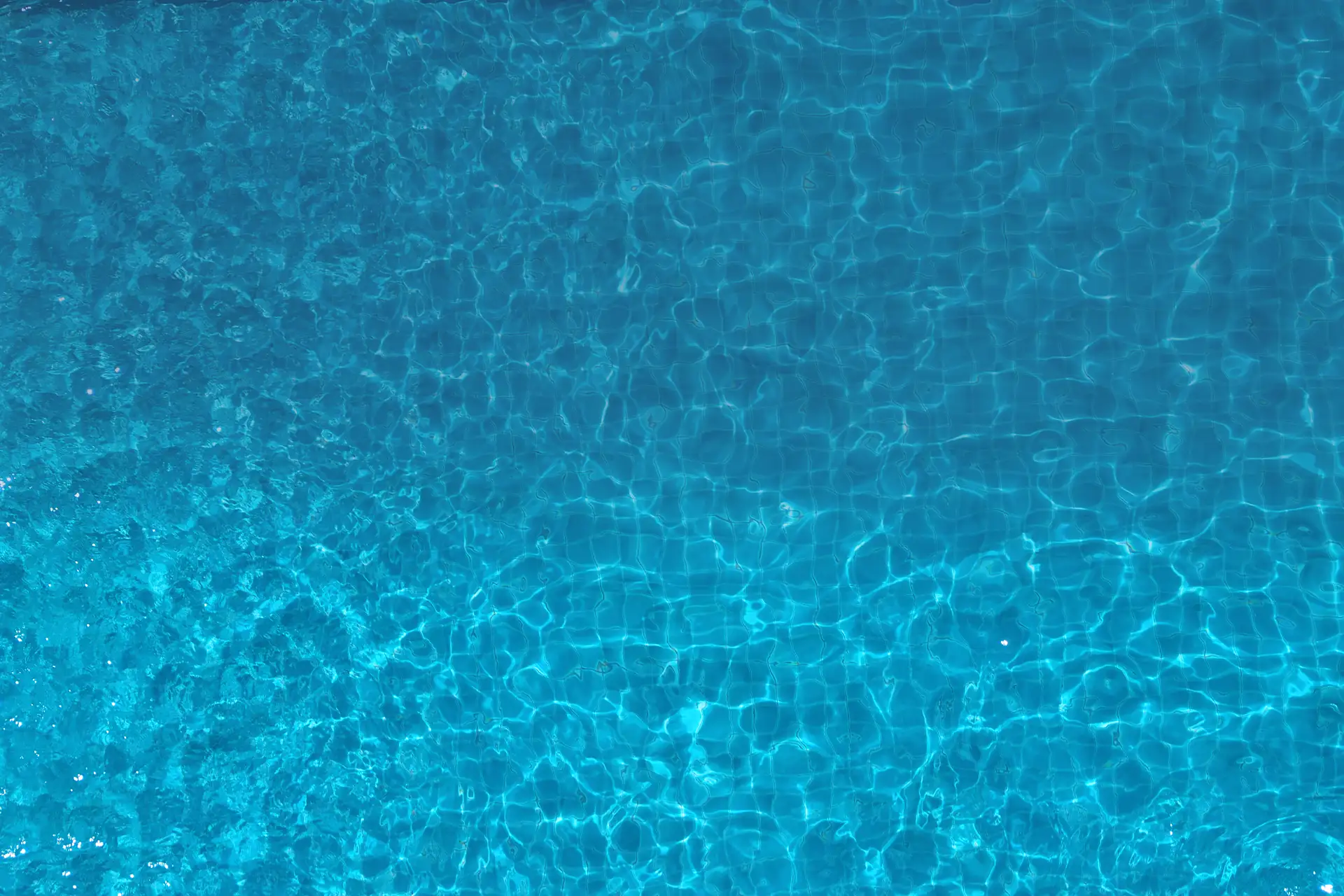 Eau turquoise de piscine DC Piscines
